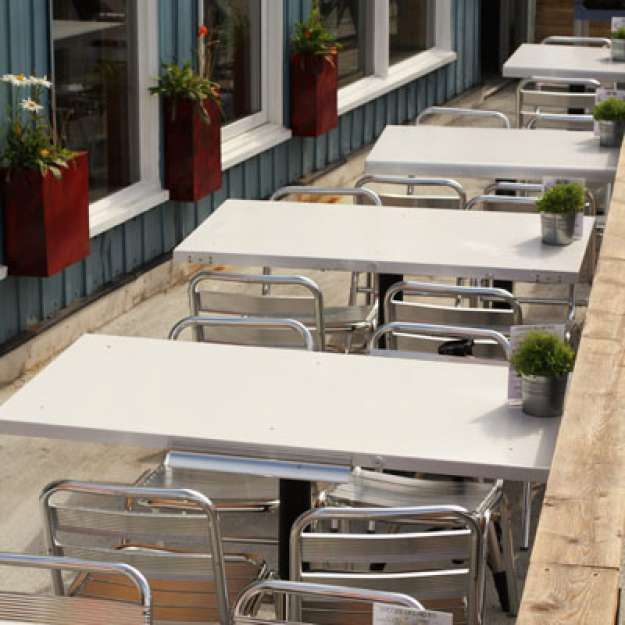 Tables de la terrasse de la Microbrasserie Le Malbord élaborées à partir de portes de réfrigérateurs et de congélateurs recyclé.